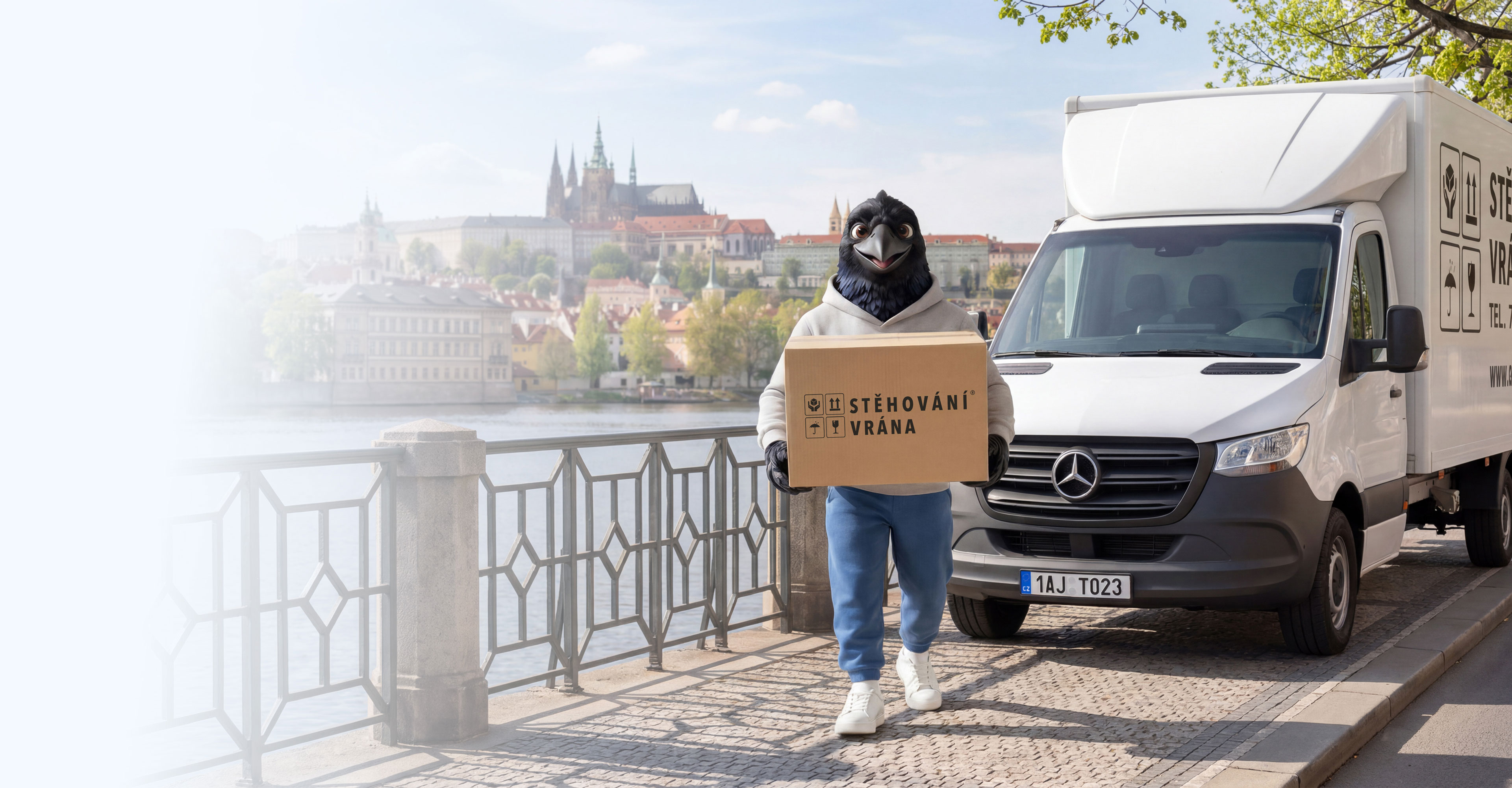 maskot Stěhování Vrána s firemní dodávkou na pražském nábřeží; Stehovanivrana.cz